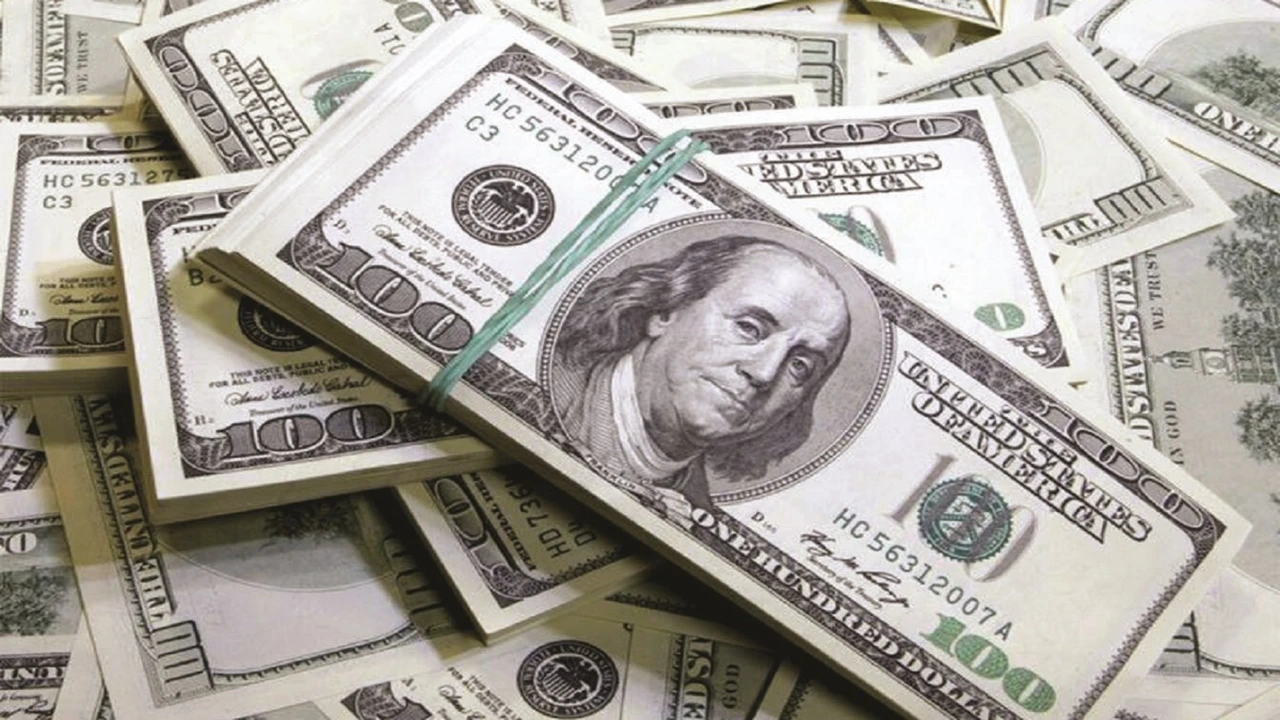 الدولار يتراجع وسط انخفاض أسعار النفط وترقب تحركات البنوك المركزية المرتقبة